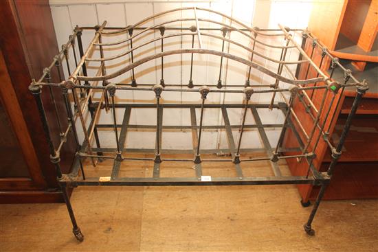 Victorian iron framed childs cot(-)